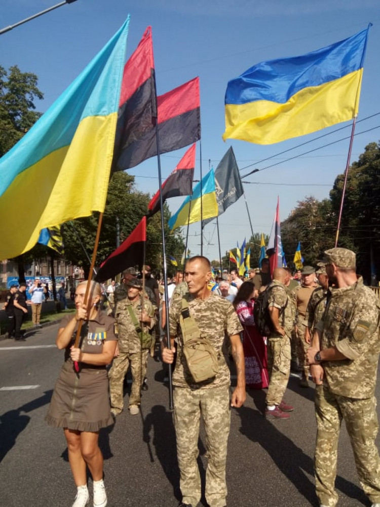 Многие пришли с флагами - фото: zp.depo.ua