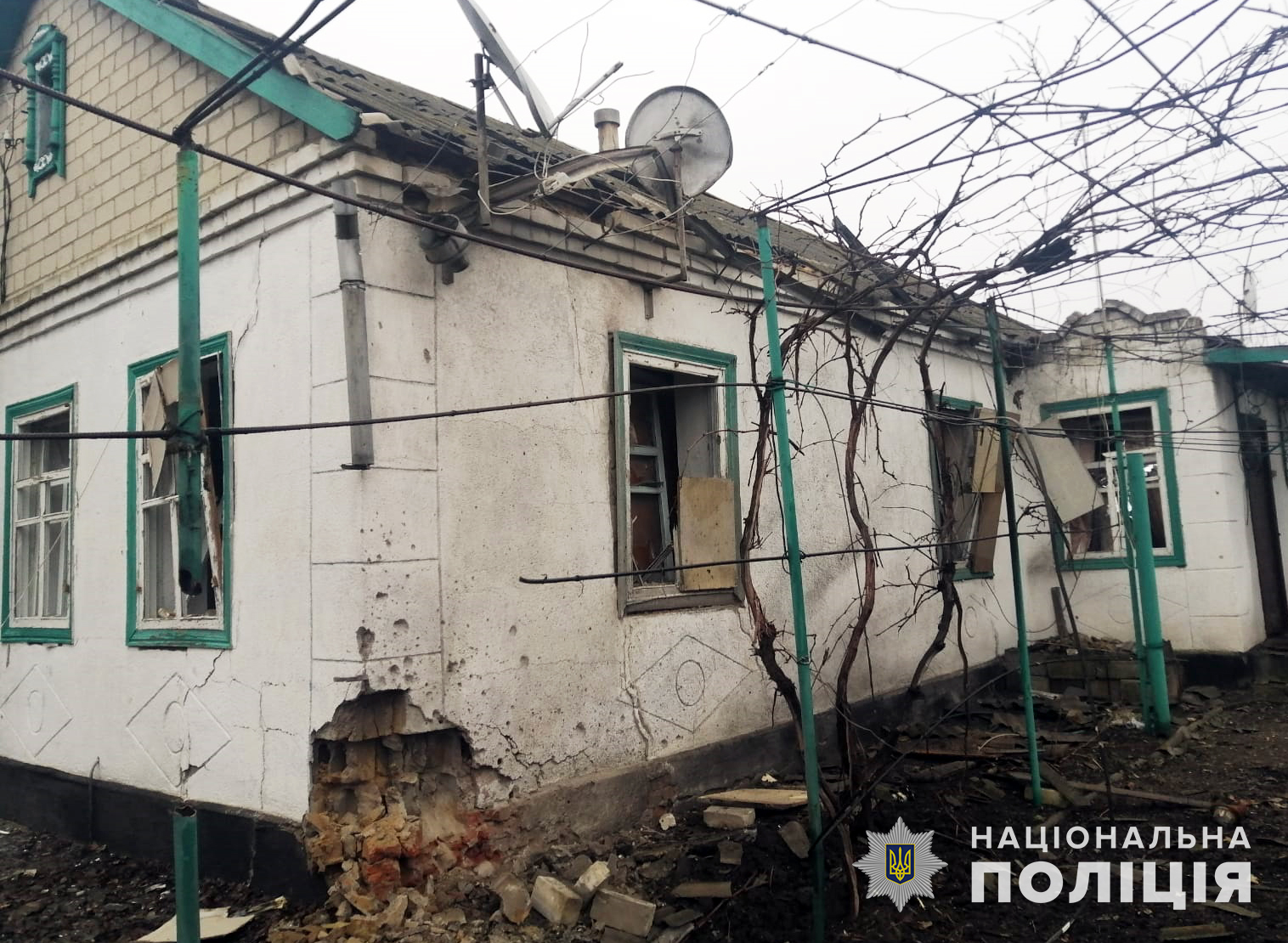 Ворог продовжую руйнувати будинки мирних жителів - || фото: zp.npu.gov.ua