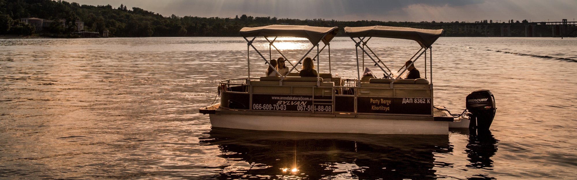 Прогулка на катере - фото: zaporizhzhia.city