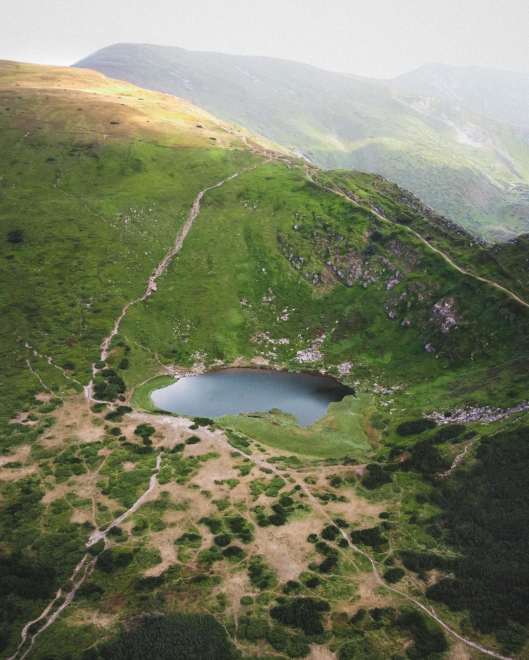 Озеро Несамовите вважається одним із найпопулярніших озер в Карпатах - || фото: instagram.com/miishynin
