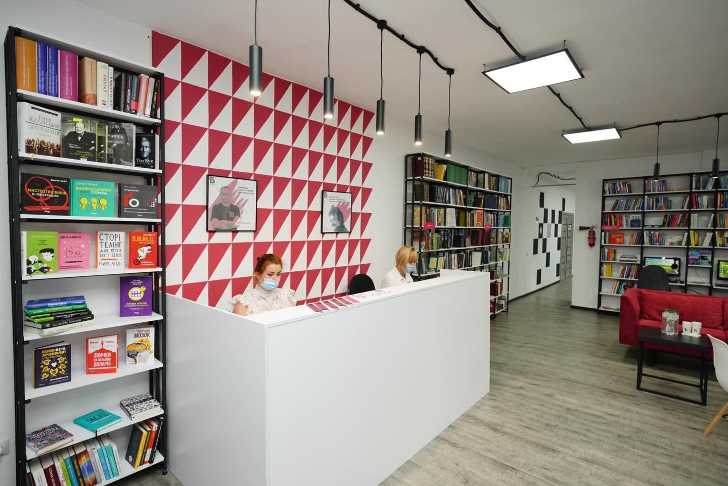 В Коммунарском районе обновили библиотеку / фото: пресс-служба мэрии