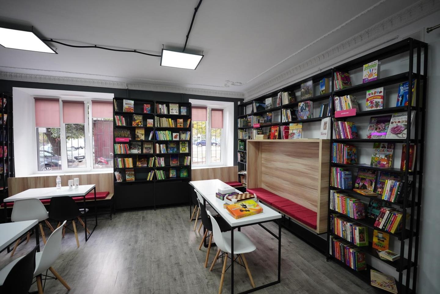 В библиотеке сделали ремонт и купили новую мебель / фото: пресс-служба мэрии