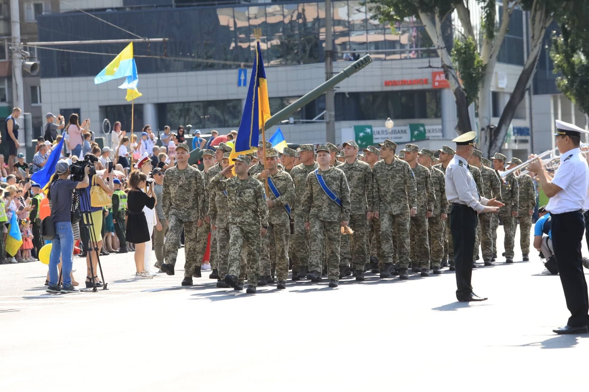 Сотни военных и техника: в центре Запорожья прошел праздничный парад фото 8 7