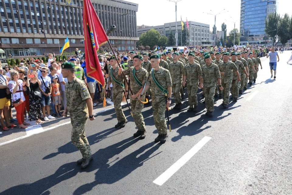 Сотни военных и техника: в центре Запорожья прошел праздничный парад фото 17 16