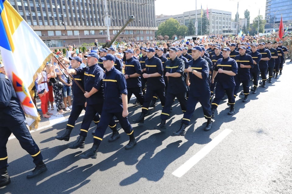 Сотни военных и техника: в центре Запорожья прошел праздничный парад фото 16 15