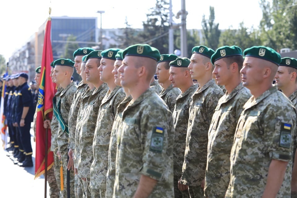 Сотни военных и техника: в центре Запорожья прошел праздничный парад фото 15 14