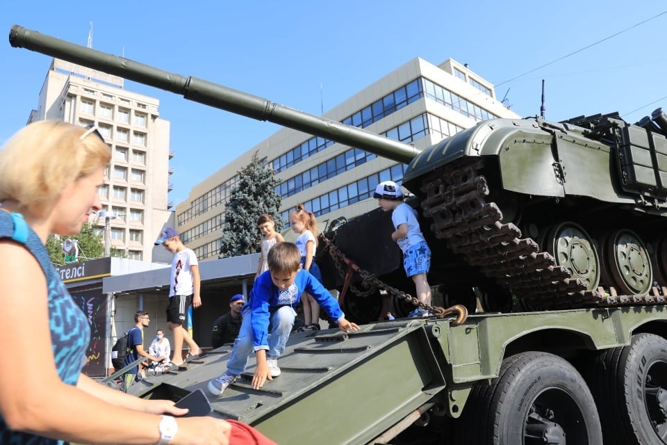 Сотни военных и техника: в центре Запорожья прошел праздничный парад фото 14 13