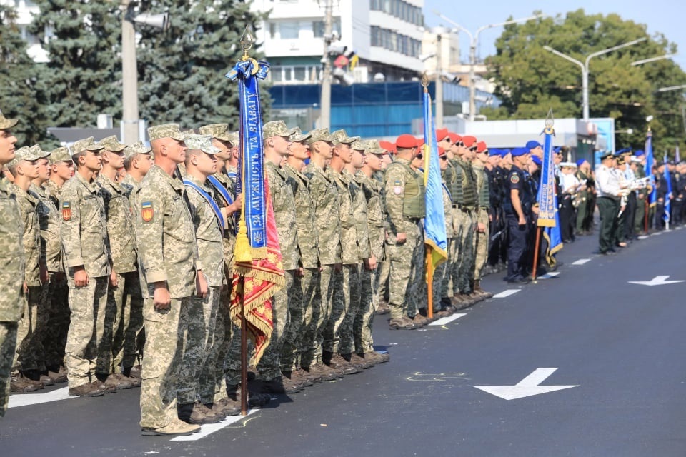 Сотни военных и техника: в центре Запорожья прошел праздничный парад фото 13 12