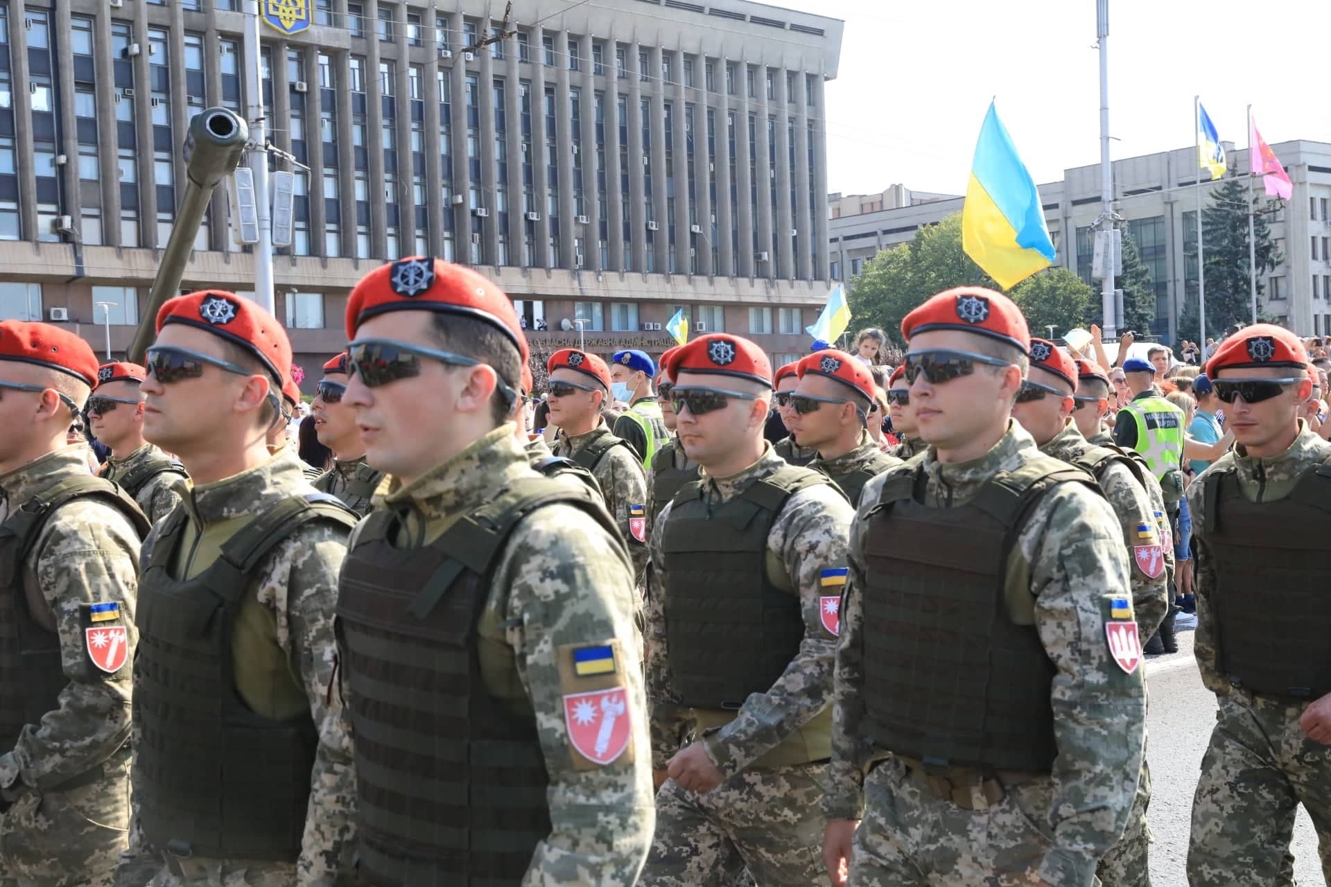 Сотни военных и техника: в центре Запорожья прошел праздничный парад фото 10 9