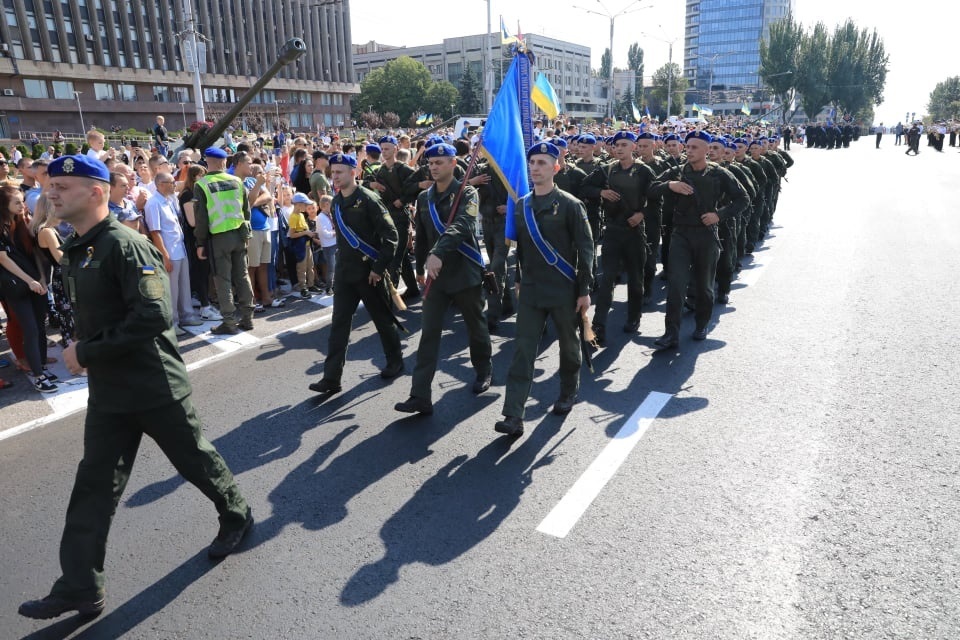 В Запорожье прошел парад - фото: zp.gov.ua