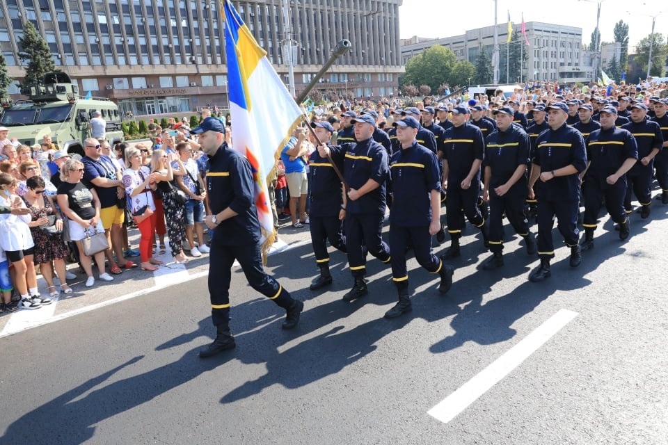 Сотни военных и техника: в центре Запорожья прошел праздничный парад фото 19 18