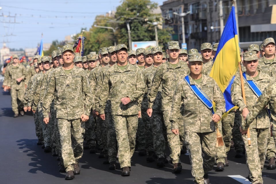 Сотни военных и техника: в центре Запорожья прошел праздничный парад фото 18 17