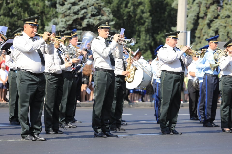 Сотни военных и техника: в центре Запорожья прошел праздничный парад фото 4 3