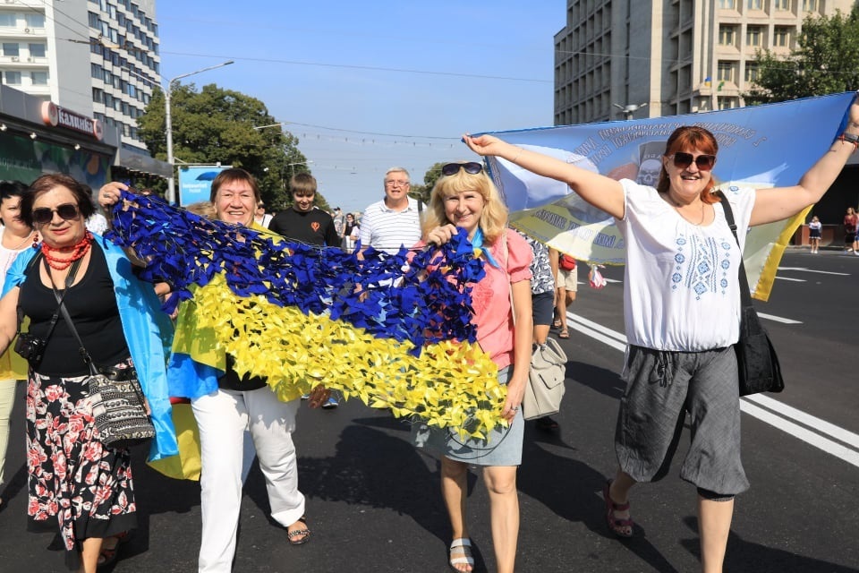 Сотни военных и техника: в центре Запорожья прошел праздничный парад фото 9 8