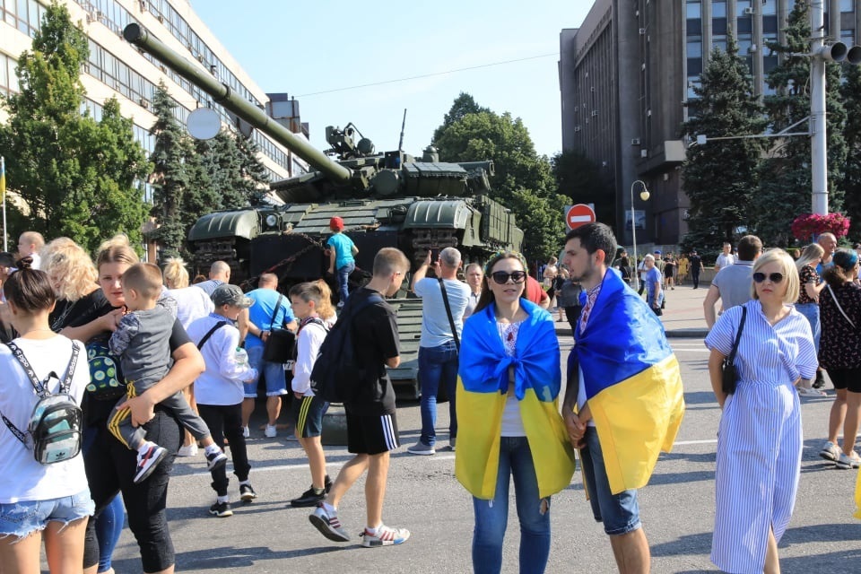 Сотни военных и техника: в центре Запорожья прошел праздничный парад фото 12 11