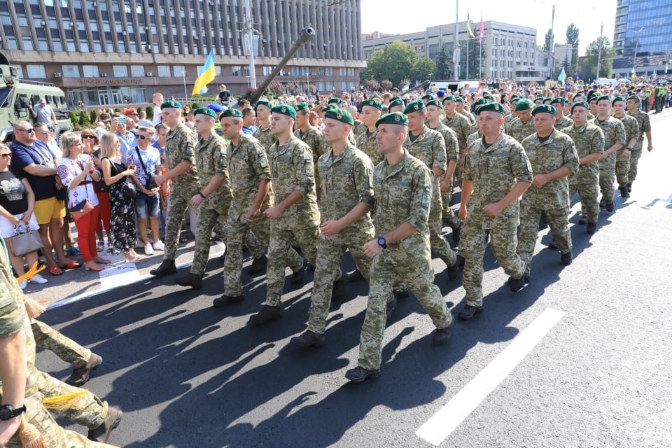 Сотни военных и техника: в центре Запорожья прошел праздничный парад фото 7 6