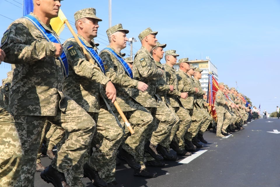 Сотни военных и техника: в центре Запорожья прошел праздничный парад фото 6 5