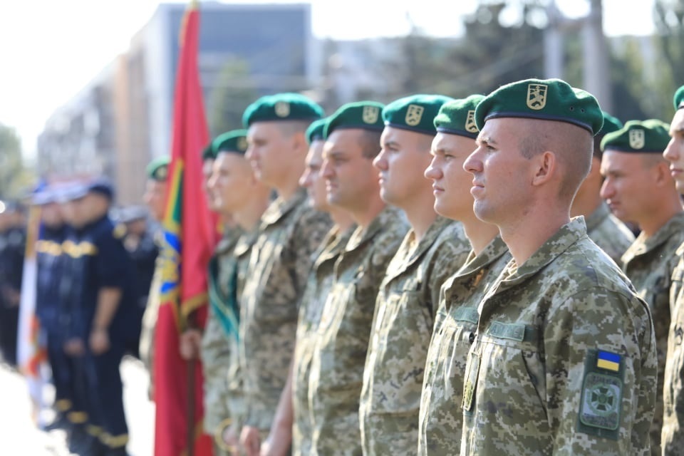 Сотни военных и техника: в центре Запорожья прошел праздничный парад фото 2 1