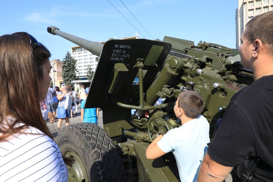 Сотни военных и техника: в центре Запорожья прошел праздничный парад фото 5 4