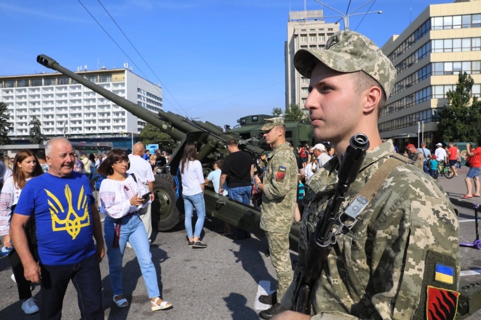 Сотни военных и техника: в центре Запорожья прошел праздничный парад фото 11 10