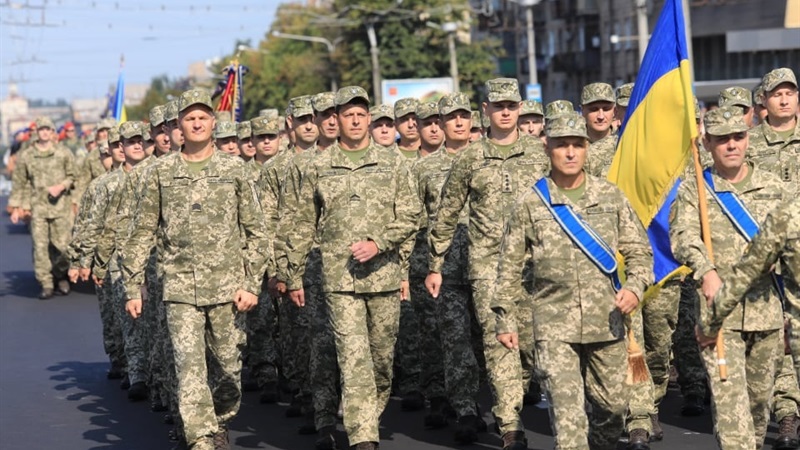 Сотни военных и техника: в центре Запорожья прошел праздничный парад фото 1