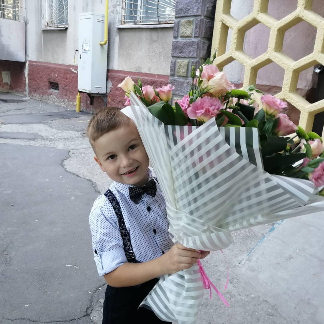 Милый первоклассник с букетом / фото: yuliyakohan
