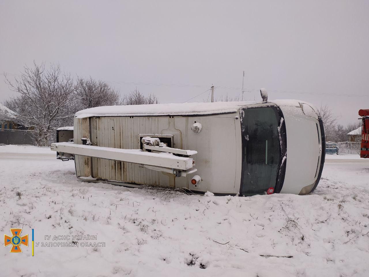 В Запорожской области перевернулся микроавтобус - || фото: zp.dsns.gov.ua