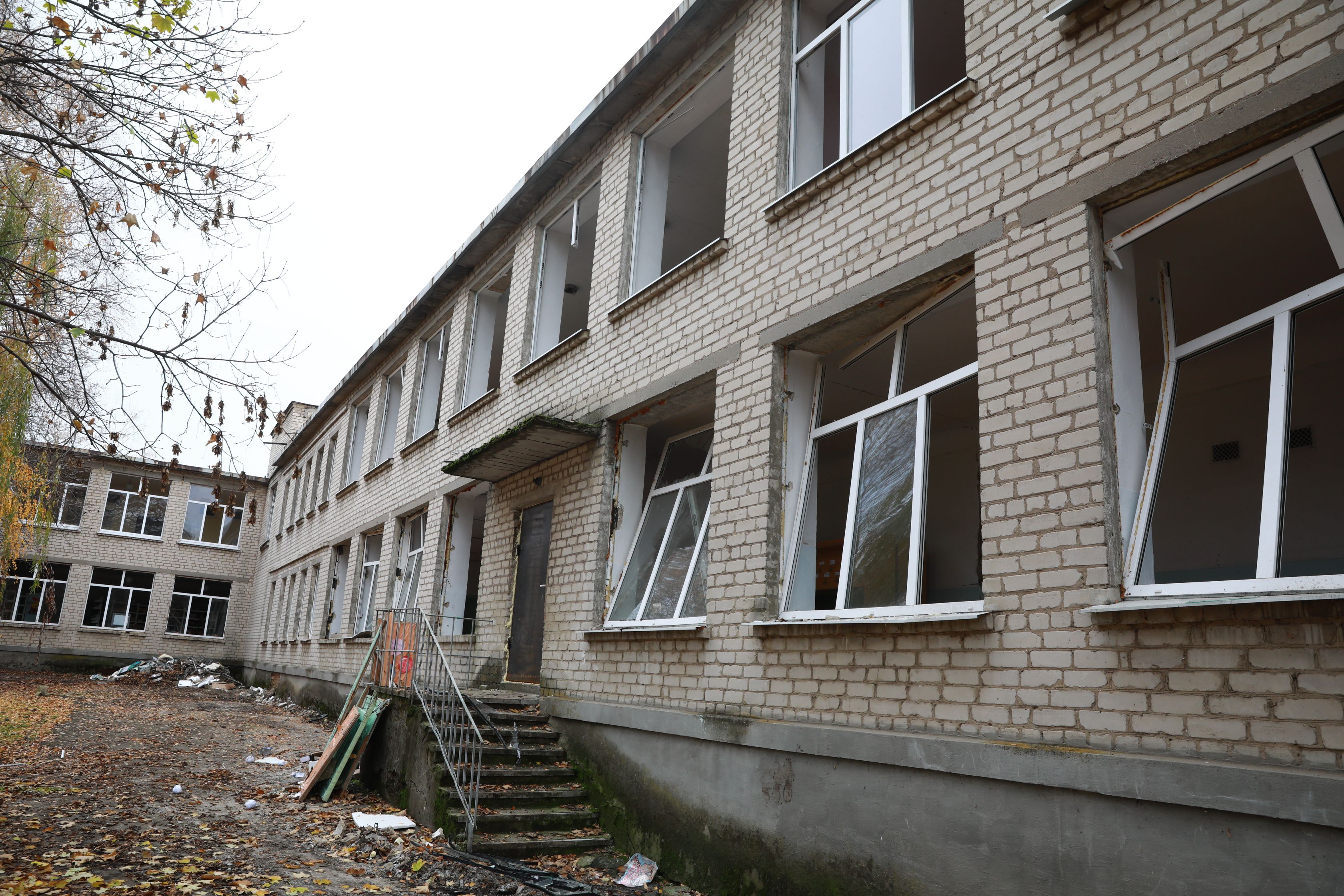 В школе повреждены окна – || фото: zoda.gov.ua