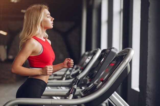 Если вы давно хотели заняться спортом, то можно купить абонемент - || фото: freepik.com