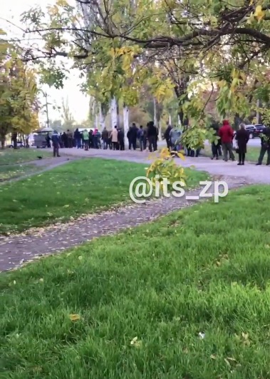 Очередь на маршрутку №10 / фото: из видео "Это Запорожье"