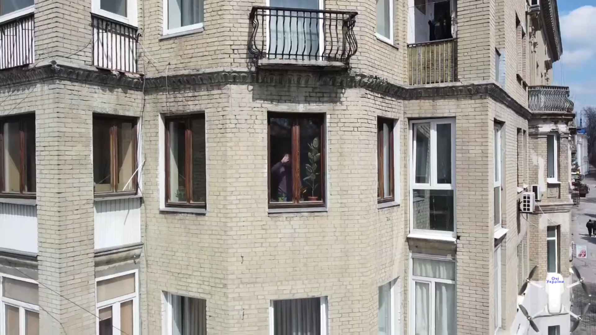 У него четыре этажа - фото: Очі України