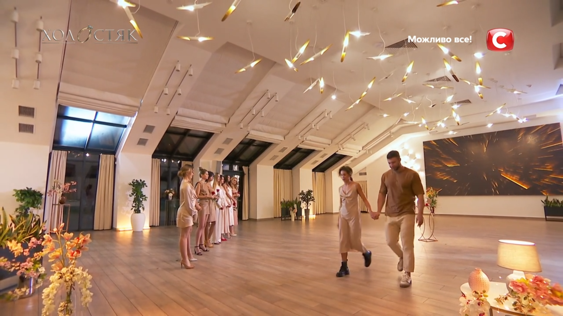 Потом провел девушку к машине  - фото: stb.ua