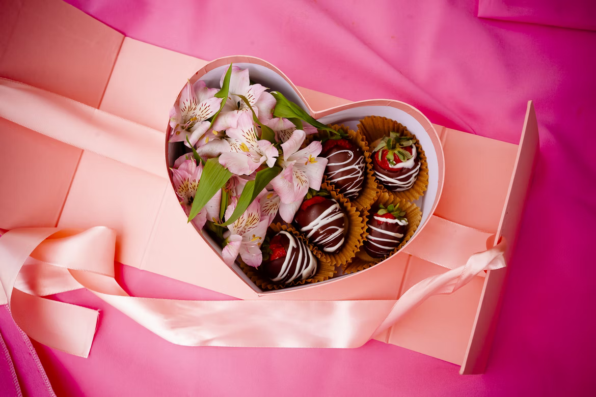 Что подарить любимому человеку на День влюбленных: подборка идей.