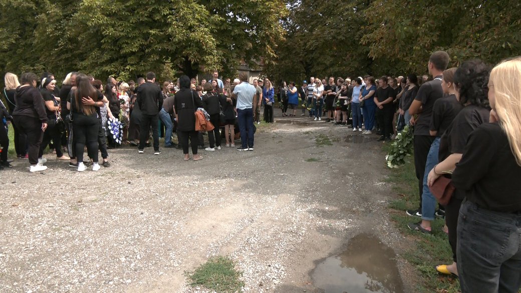 В Запорізькій області у Матвіївці попрощались із загиблими внаслідок російської атаки дівчатами із дуету Similar Girls, Крістіною Спіциною та Світланою Сємєйкіною -