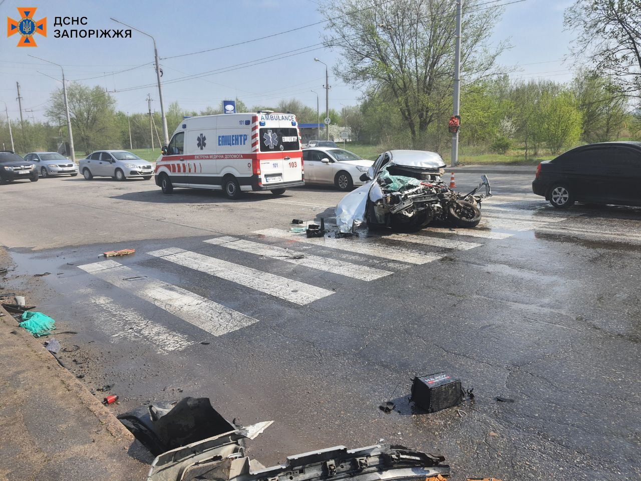 Моторошна ДТП в Запоріжжі: працювали поліція, медики та рятувальники - || фото: t.me/gu_dsns_zp