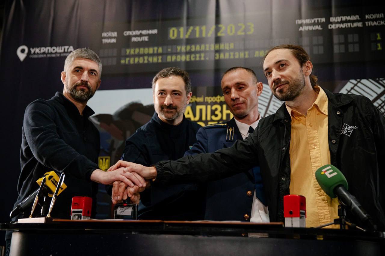 "Героїчні професії. Залізні люди": Укрпошта презентувала марки до Дня залізничника.