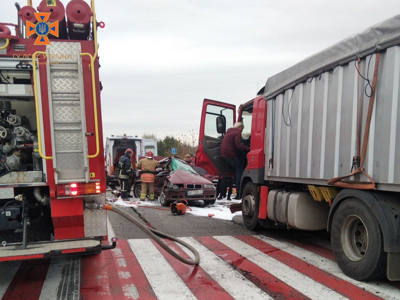 Спасатели работают на месте ДТП в Запорожском районе.