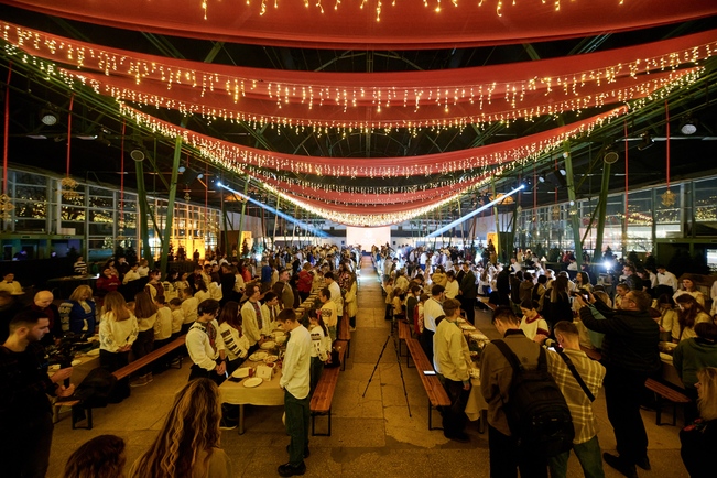 Минута молчания перед началом ужина