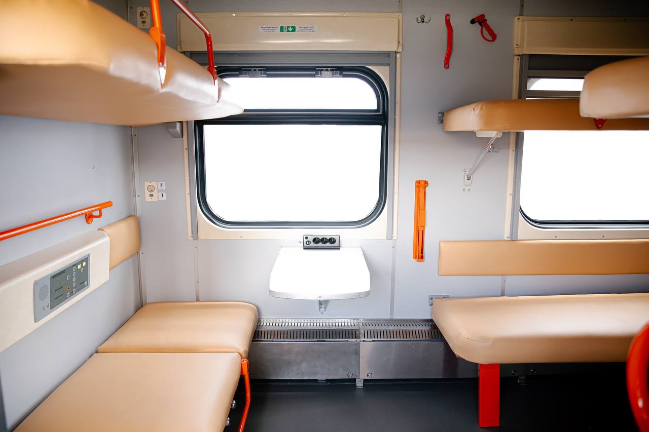 Укрзалізниця презентує перший безбар’єрний вагон для груп пасажирів на колісному кріслі фото 3 2