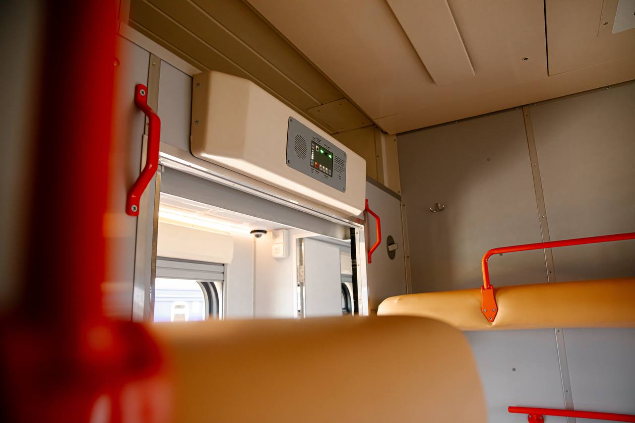 Укрзалізниця презентує перший безбар’єрний вагон для груп пасажирів на колісному кріслі фото 4 3