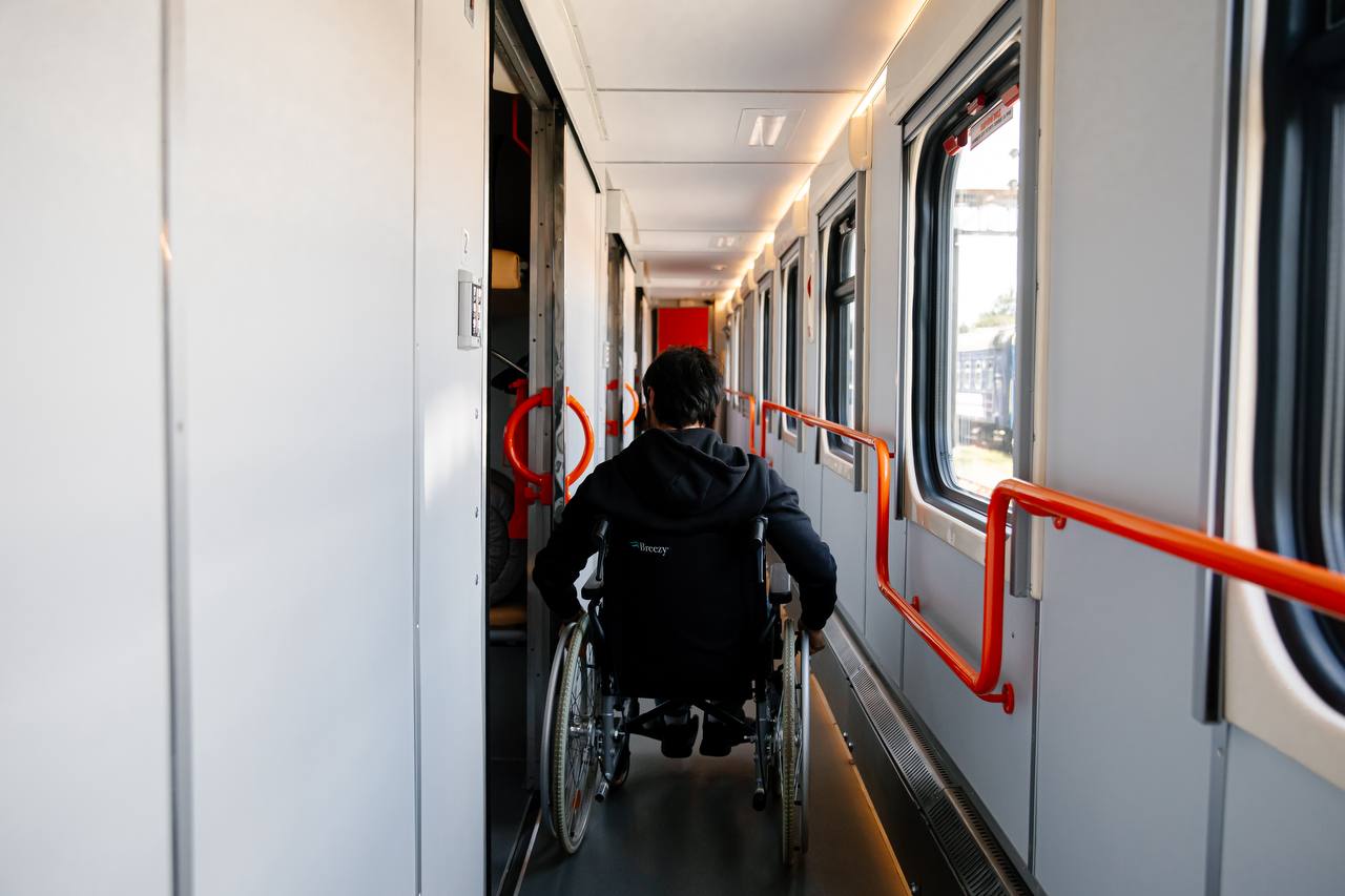 Укрзалізниця презентує перший безбар’єрний вагон для груп пасажирів на колісному кріслі фото 5 4