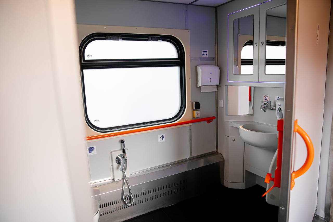 Укрзалізниця презентує перший безбар’єрний вагон для груп пасажирів на колісному кріслі фото 6 5