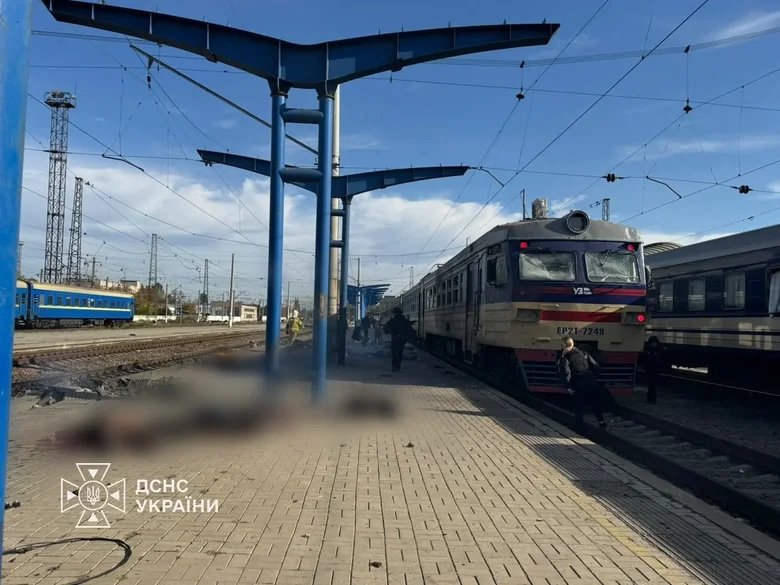 Российский реактивный дрон ударил по железнодорожному вокзалу в Днепре: 13 погибших.