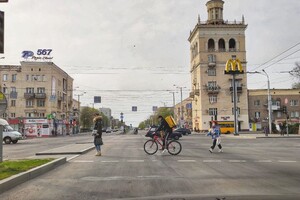 Пустые скверы и прохожие в масках: как живет Запорожье во время карантина фото