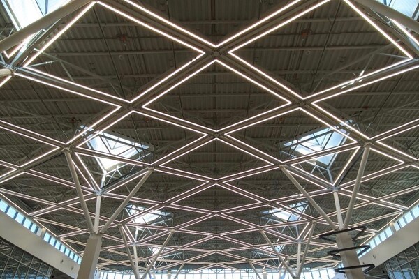 Прикольно: в запорожском аэропорту установили необычное освещение фото 2