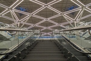 Прикольно: в запорожском аэропорту установили необычное освещение фото 3