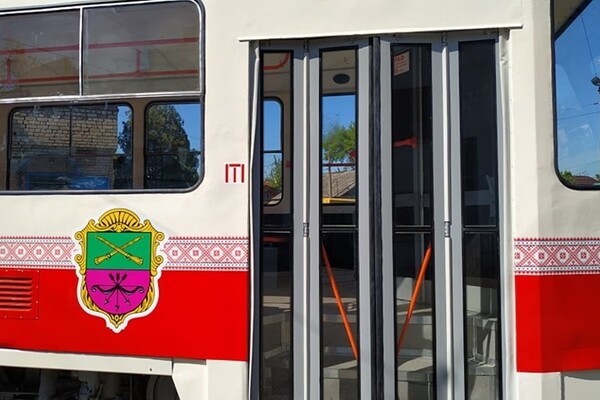 Почти 600 тысяч гривен: в Запорожье отремонтировали два трамвая фото 1