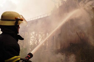 Масштабный пожар в Шевченковском районе: горел завод фото