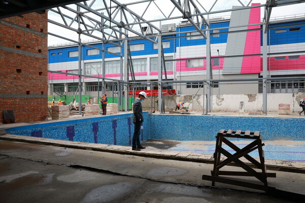 Медкабинет и зал для разминки: на Победе реконструируют открытый бассейн фото 2