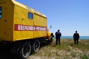 Раздевалки, части навесов и якоря: спасатели расчищают акваторию Азовского моря фото 2